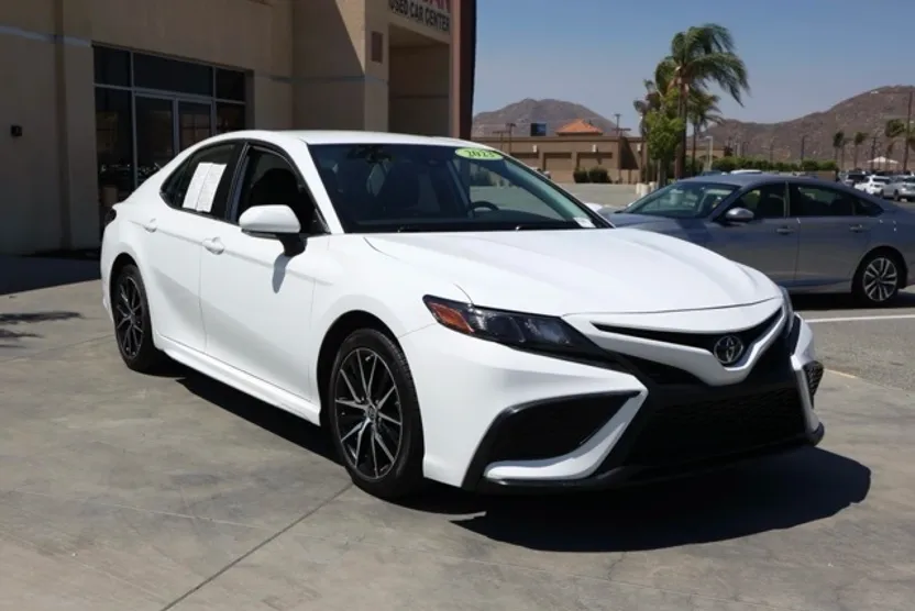2023 Toyota Camry SE photo 1