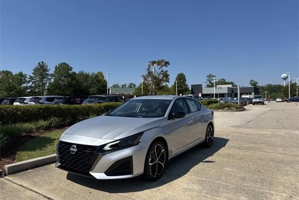 2025 Nissan Altima SR photo 1