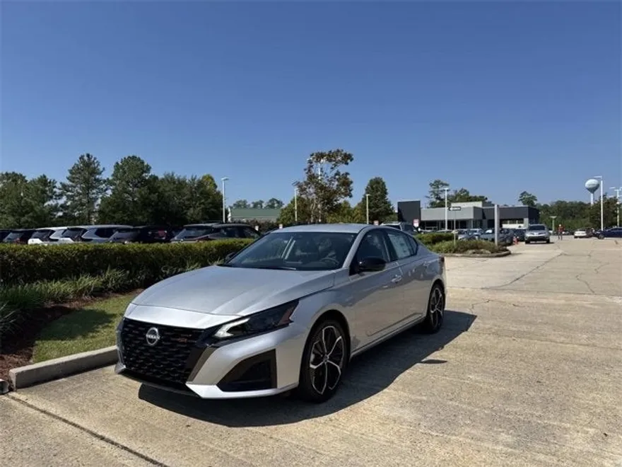 2025 Nissan Altima SR photo 1