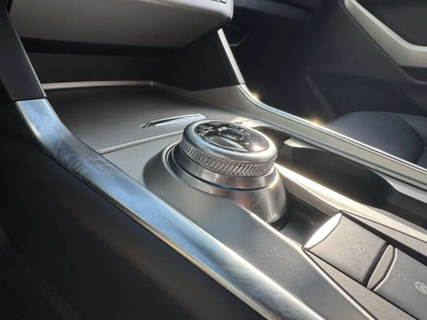 2023 Ford Explorer XLT photo 1