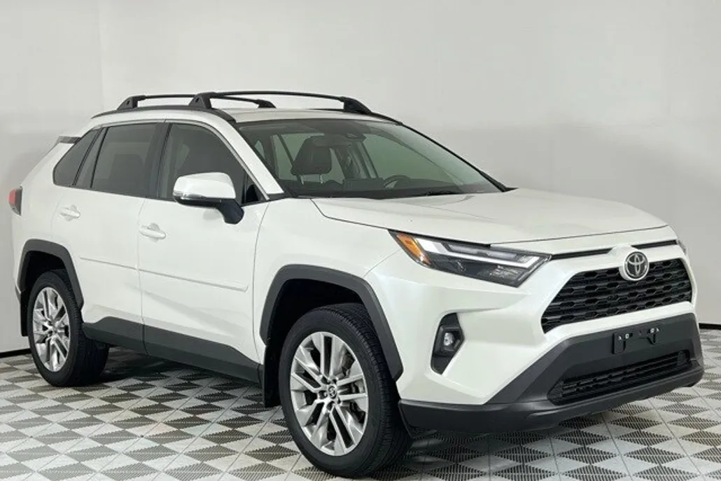 2022 Toyota RAV4 XLE Premium photo 1