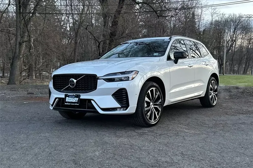 2025 Volvo XC60 B5 Plus photo 1