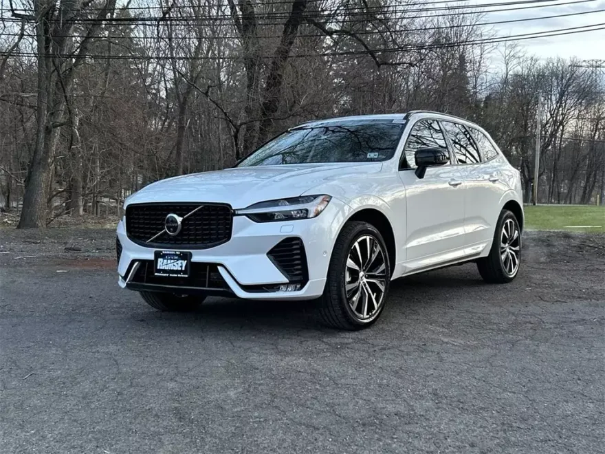 2025 Volvo XC60 B5 Plus photo 1