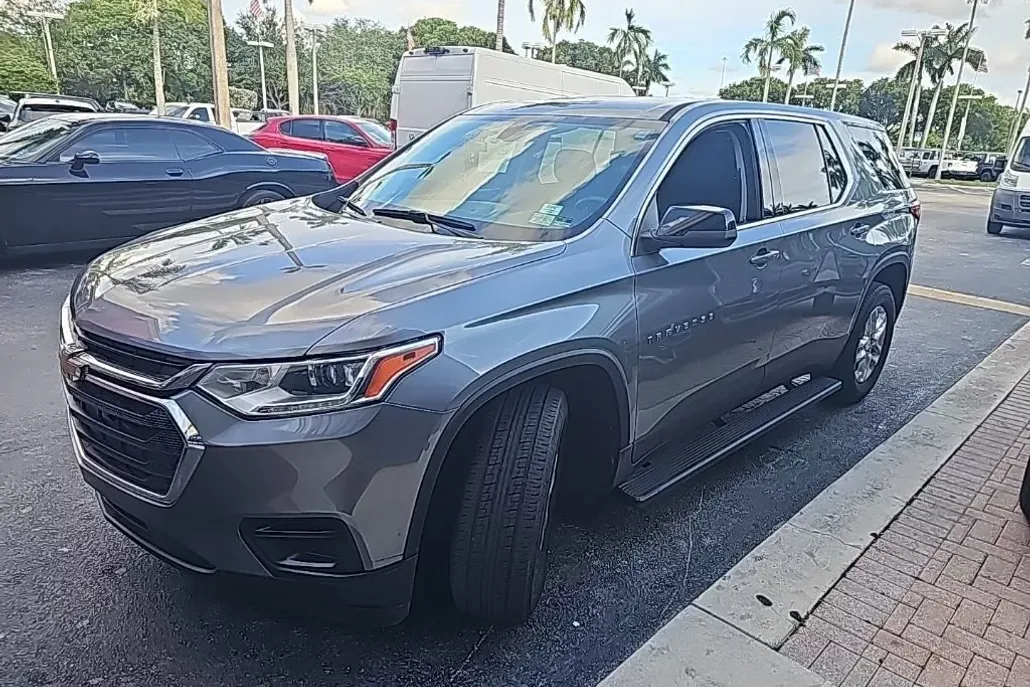 2021 Chevrolet Traverse LS photo 1