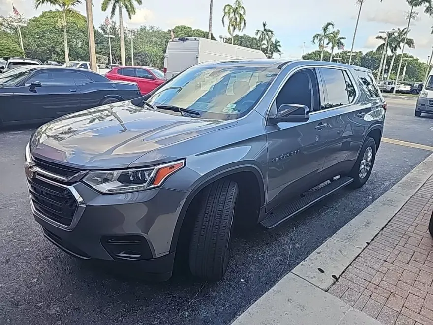 2021 Chevrolet Traverse LS photo 1