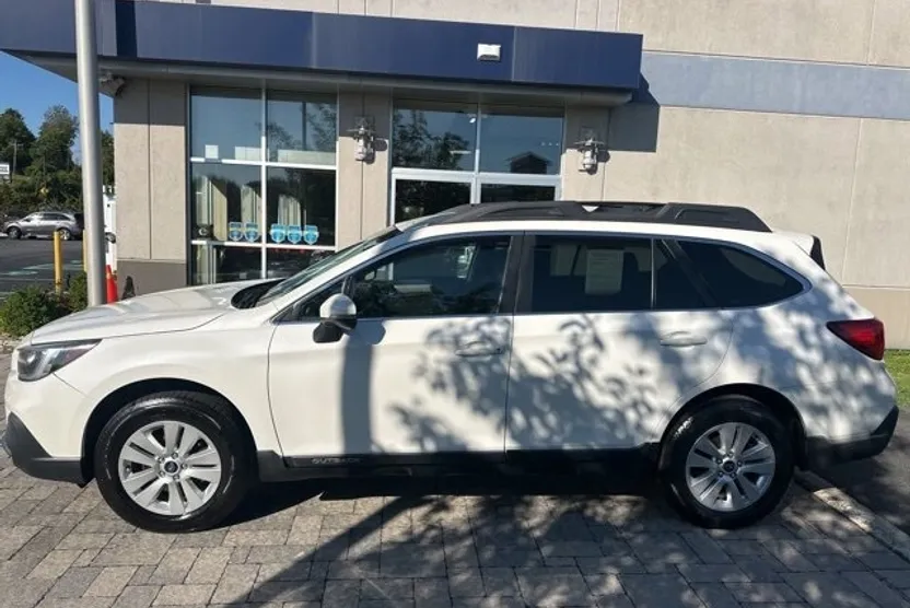 2019 Subaru Outback Premium photo 1