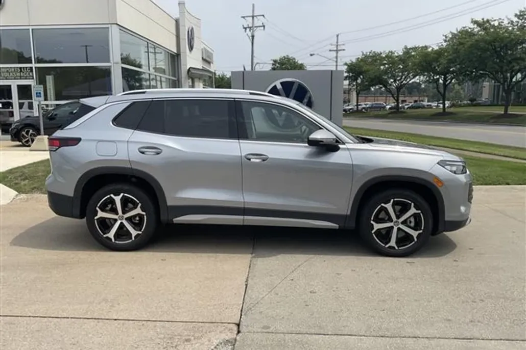 2025 Volkswagen Tiguan SE photo 1