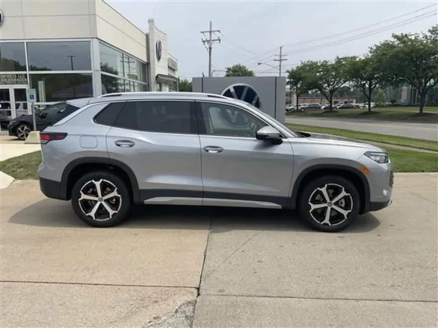 2025 Volkswagen Tiguan SE photo 1