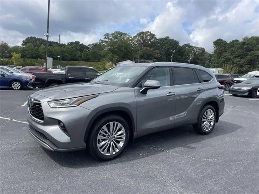 2025 Toyota Highlander Platinum photo 1