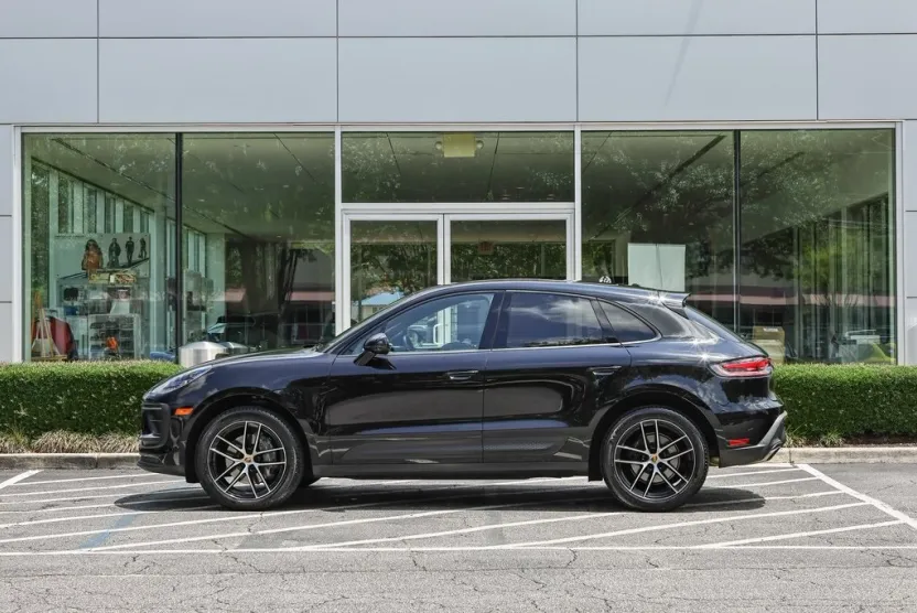 2024 Porsche Macan T photo 1