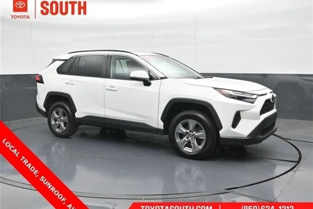 2022 Toyota RAV4 XLE photo 1
