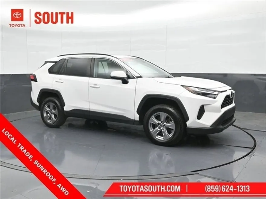 2022 Toyota RAV4 XLE photo 1