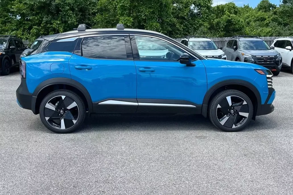 2025 Nissan Kicks SR photo 1
