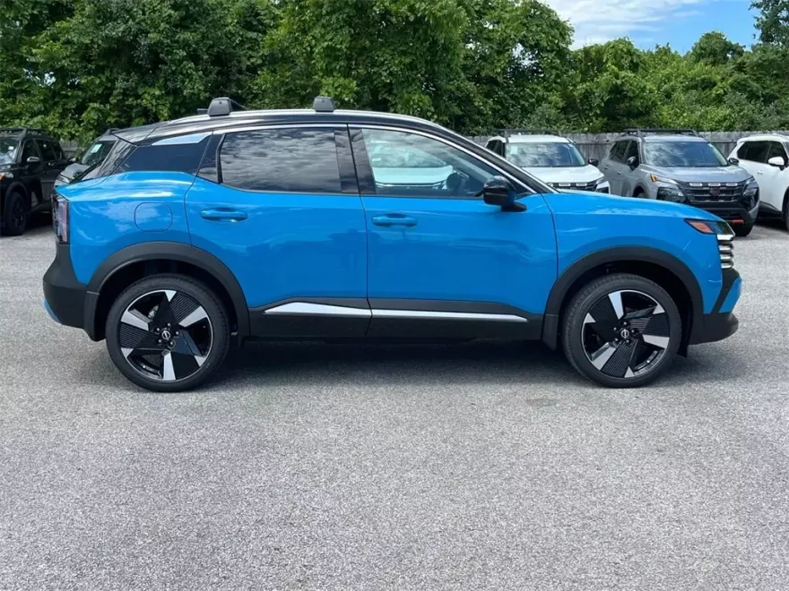 2025 Nissan Kicks SR photo 1
