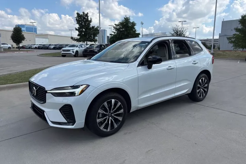 2023 Volvo XC60 B5 Plus photo 1