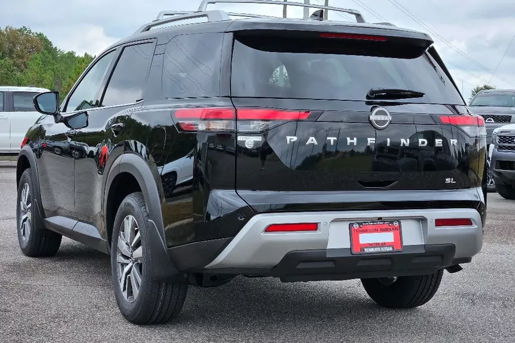 2025 Nissan Pathfinder SL photo 1