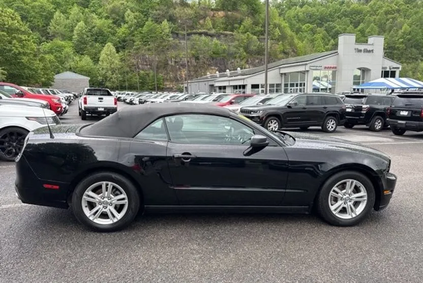 2014 Ford Mustang Convertible photo 1
