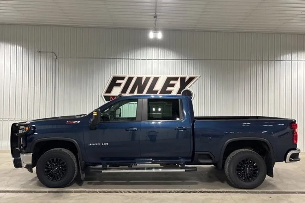 2022 Chevrolet Silverado 3500HD LT photo 1