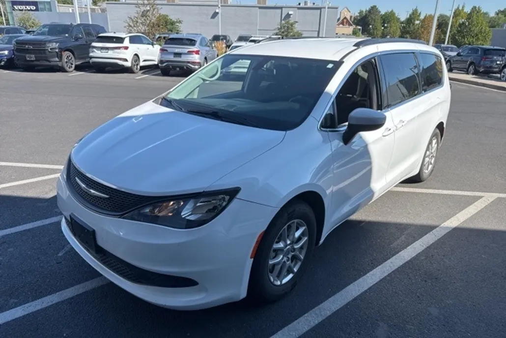 2022 Chrysler Voyager LX photo 1