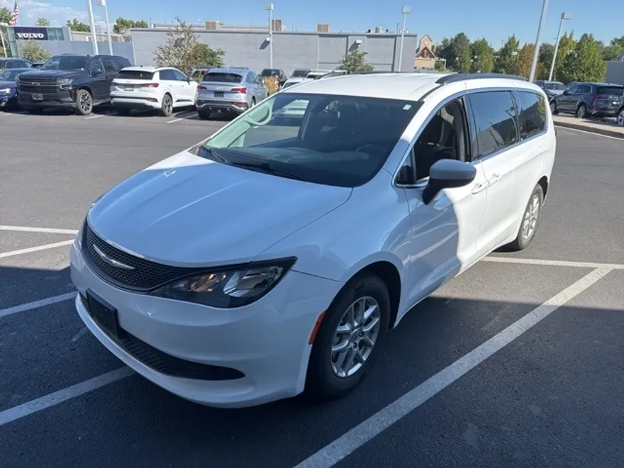 2022 Chrysler Voyager LX photo 1