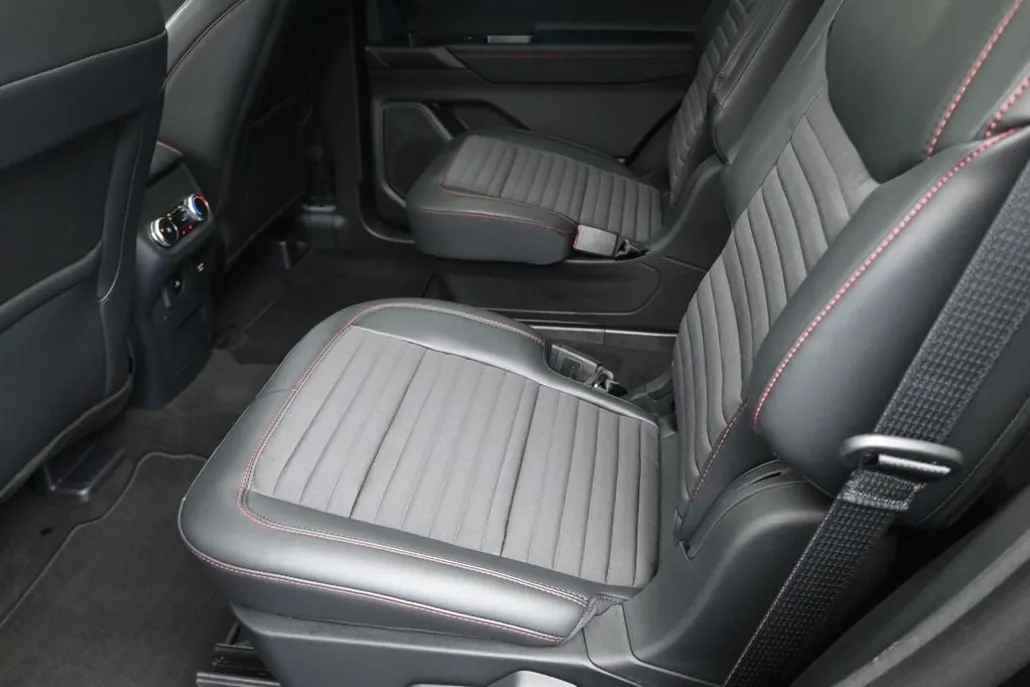 2025 Ford Explorer ST-Line photo 1