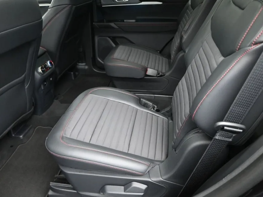 2025 Ford Explorer ST-Line photo 1