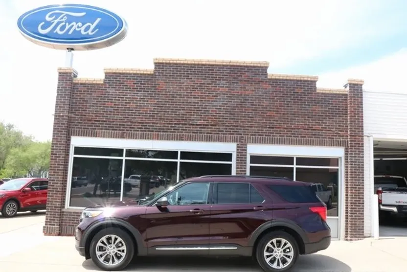 2023 Ford Explorer XLT photo 1