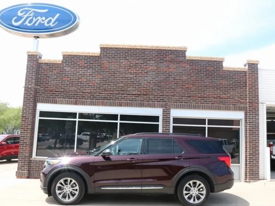 2023 Ford Explorer XLT photo 1