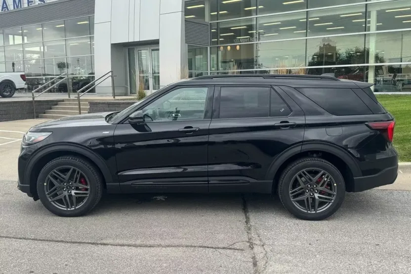 2025 Ford Explorer ST-Line photo 1