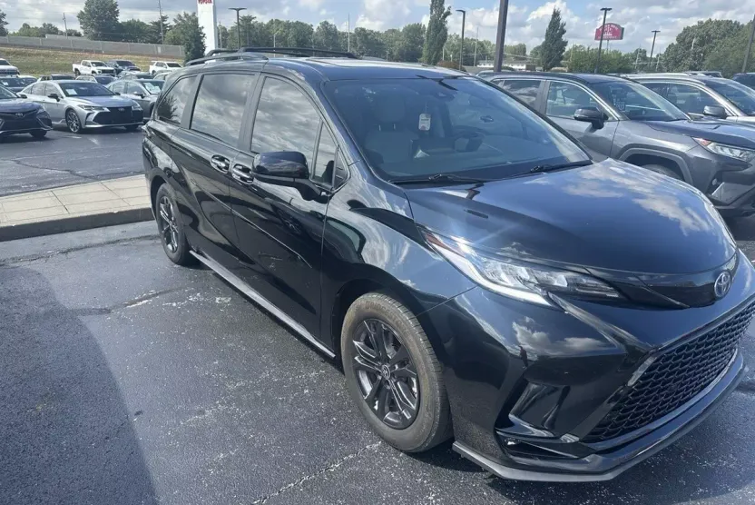 2024 Toyota Sienna XSE photo 1