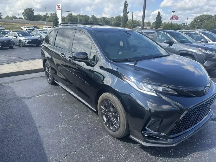 2024 Toyota Sienna XSE photo 1