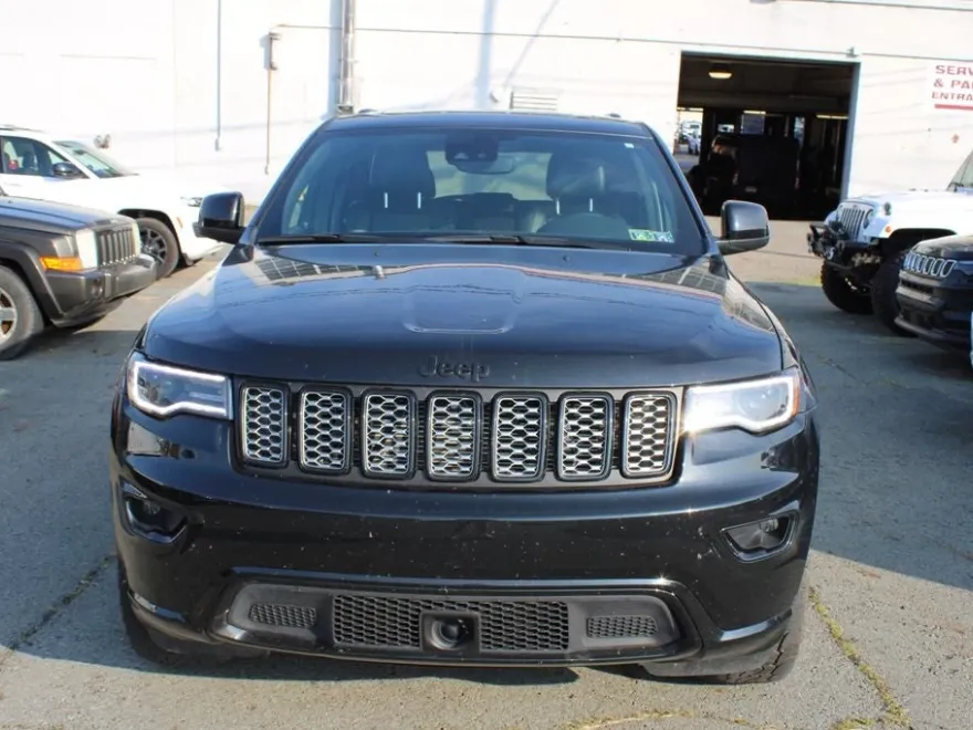 2022 Jeep Grand Cherokee Laredo photo 1