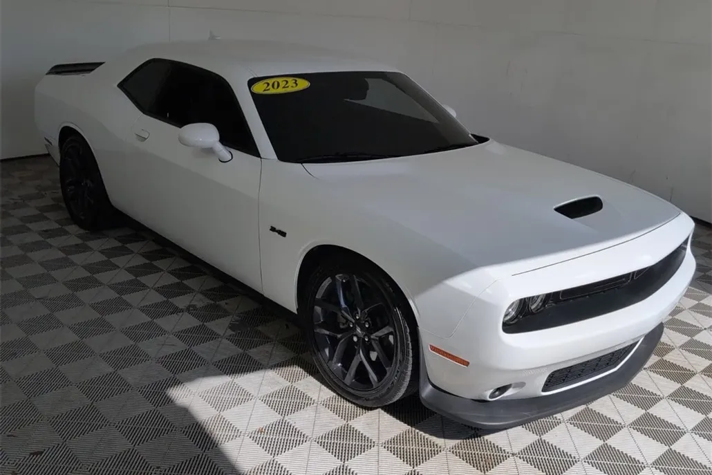 2023 Dodge Challenger R/T photo 1