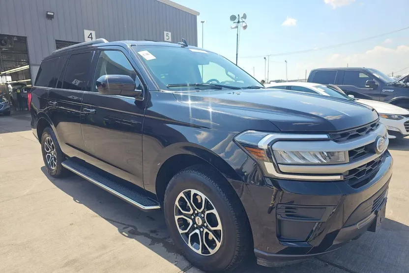 2023 Ford Expedition XLT photo 1