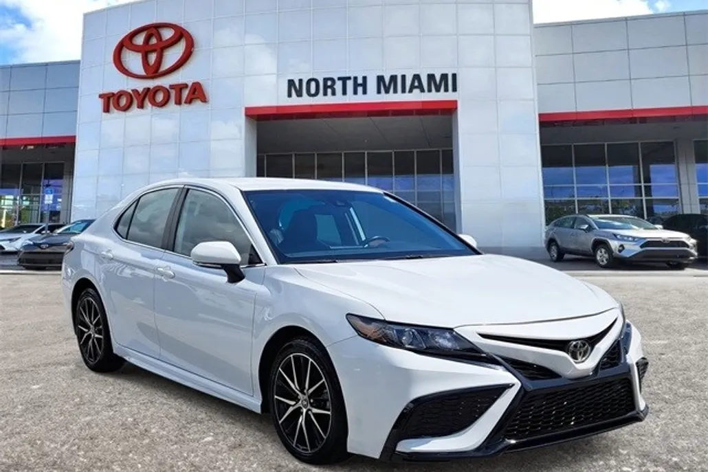 2022 Toyota Camry SE photo 1