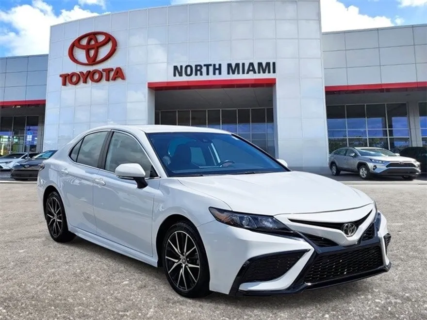 2022 Toyota Camry SE photo 1