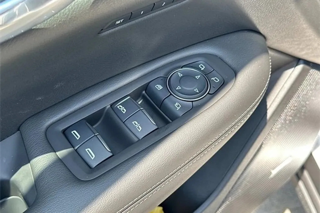 2025 Cadillac XT6 Luxury photo 1