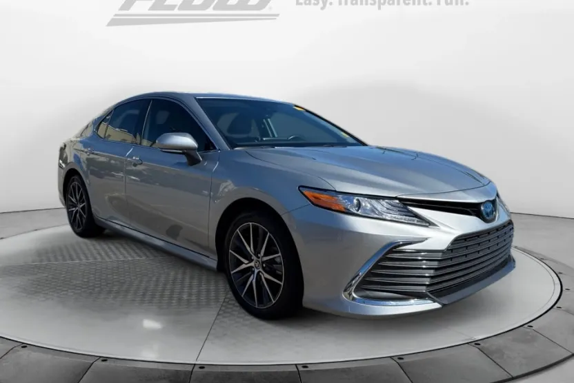 2023 Toyota Camry Hybrid XLE photo 1