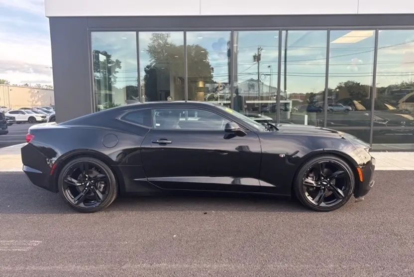 2019 Chevrolet Camaro 1LT photo 1