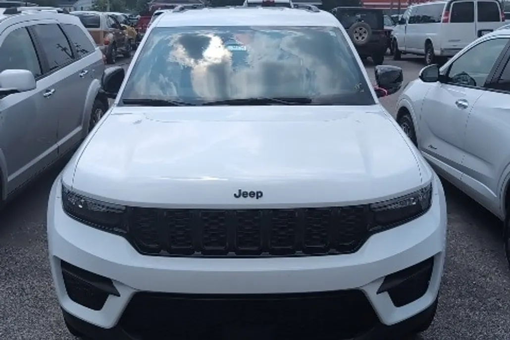 2023 Jeep Grand Cherokee Altitude photo 1