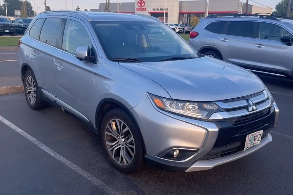 2017 Mitsubishi Outlander SEL photo 1