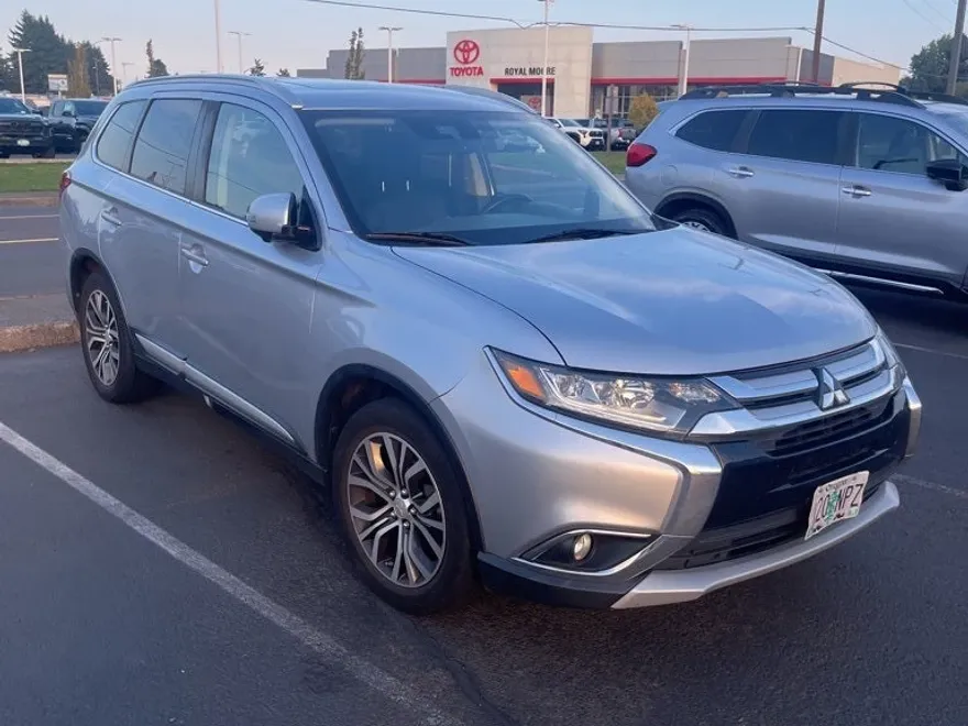 2017 Mitsubishi Outlander SEL photo 1