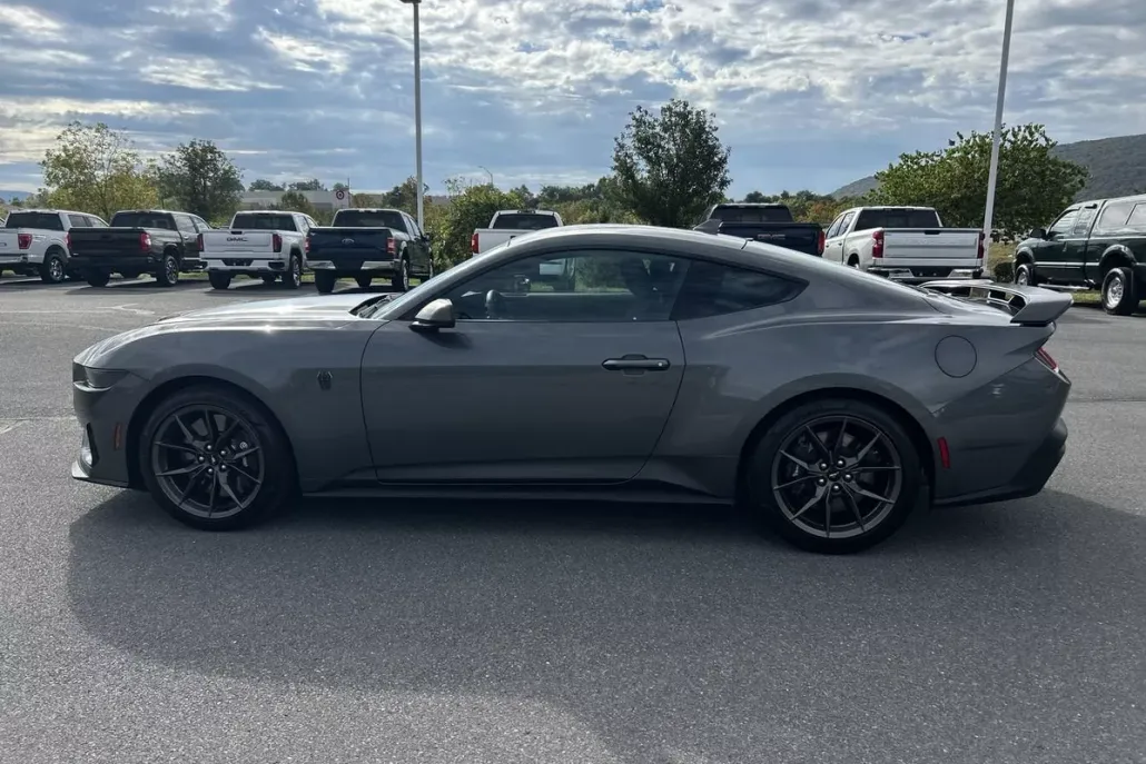 2024 Ford Mustang Dark Horse photo 1