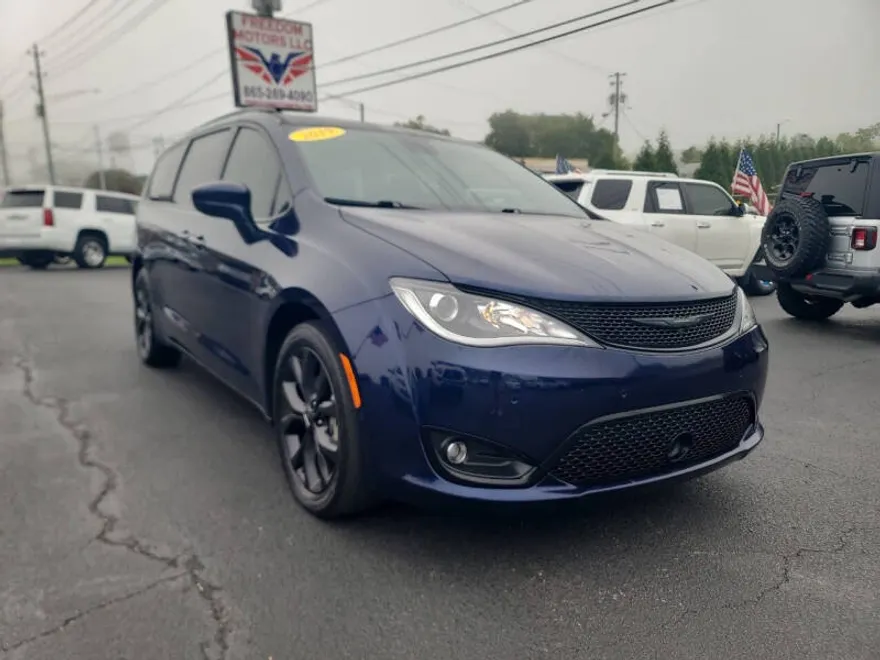 2019 Chrysler Pacifica Touring Plus photo 1
