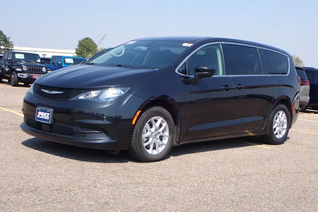 2022 Chrysler Voyager LX photo 1