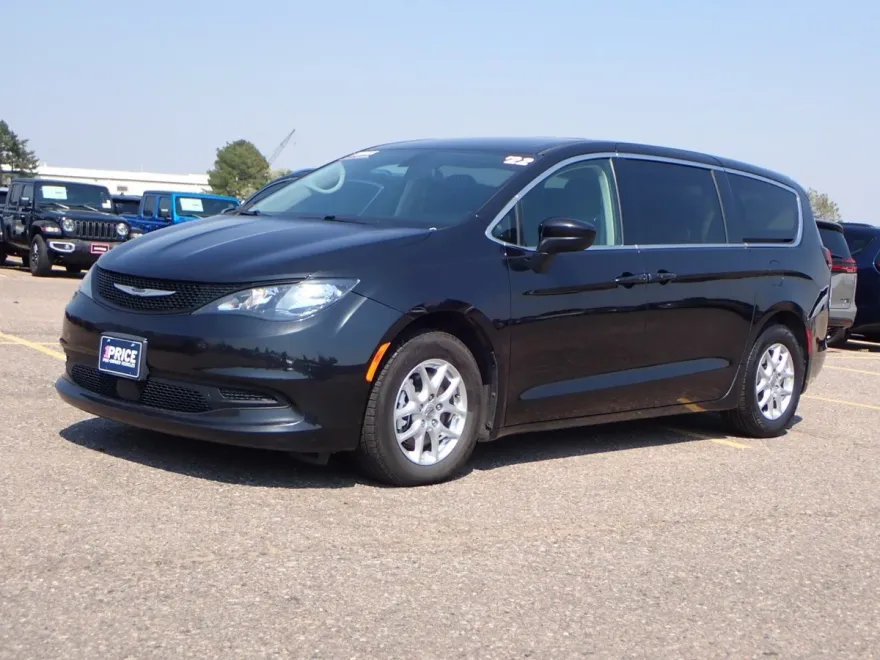 2022 Chrysler Voyager LX photo 1