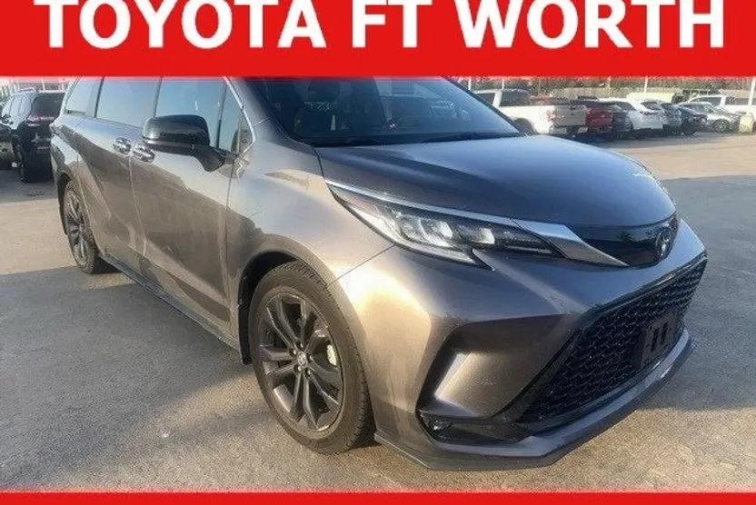 2022 Toyota Sienna XSE photo 1