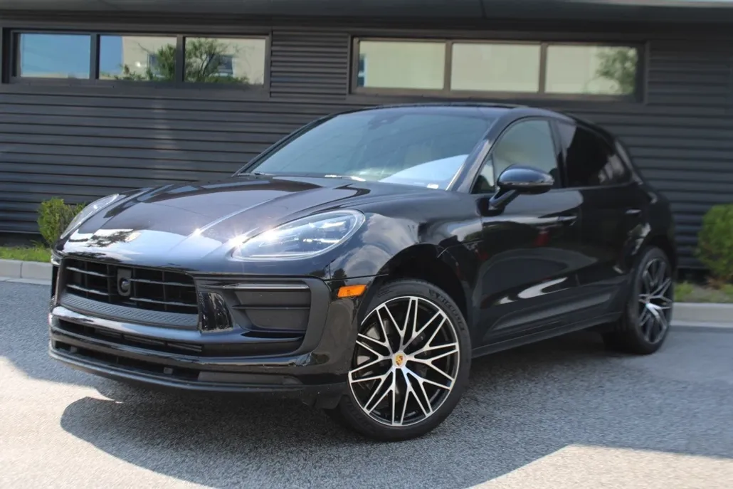 2025 Porsche Macan T photo 1