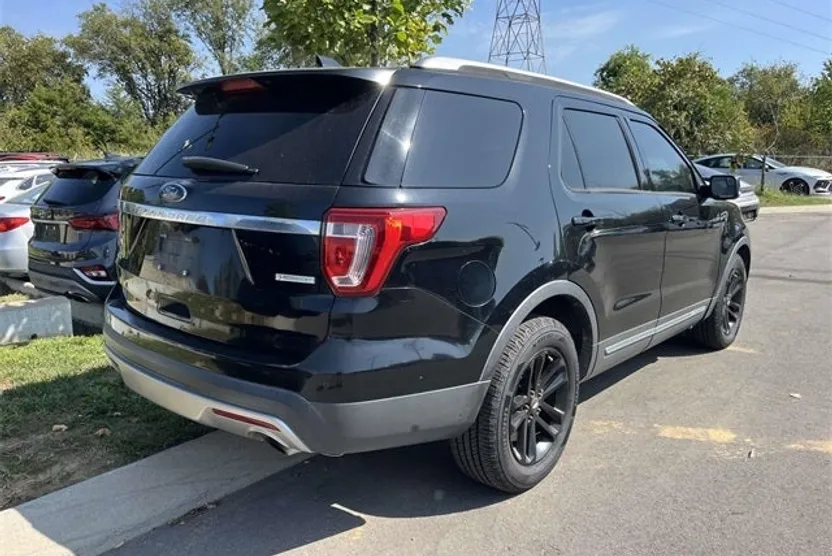 2017 Ford Explorer XLT photo 1