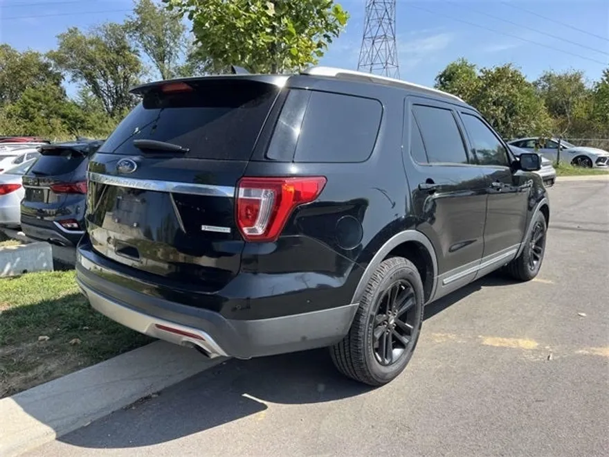 2017 Ford Explorer XLT photo 1